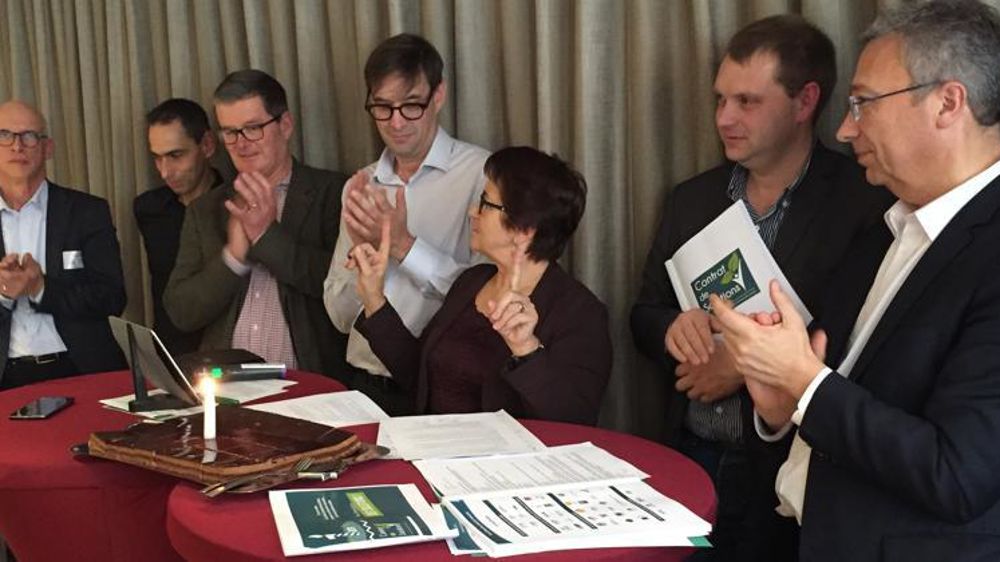 Christiane Lambert, présidente de la FNSEA, soufflant la première bougie du contrat de solutions en compagnie d’agriculteurs et partenaires professionnels. © A. Cardinaux/GFA